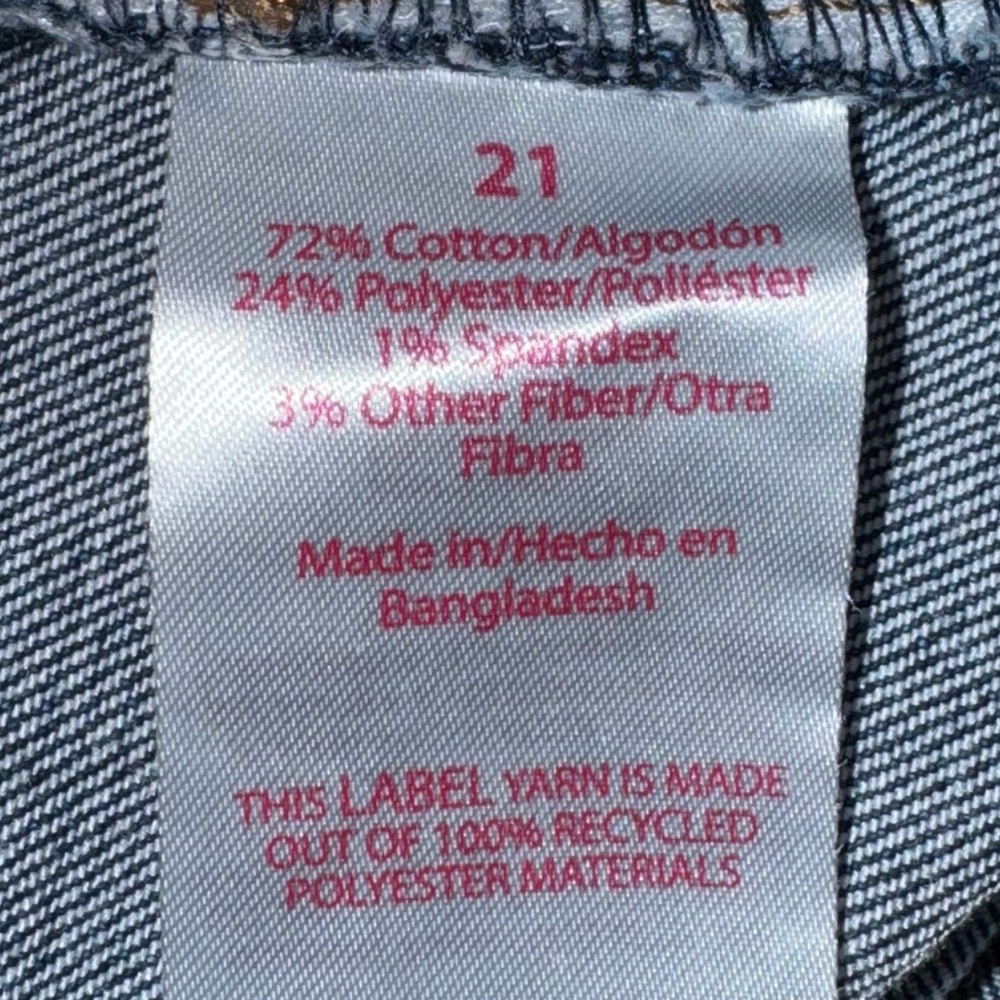 EUC No Boundaries - Juniors 21 - Cut Off Distressed Shorts - Picture 4 of 4